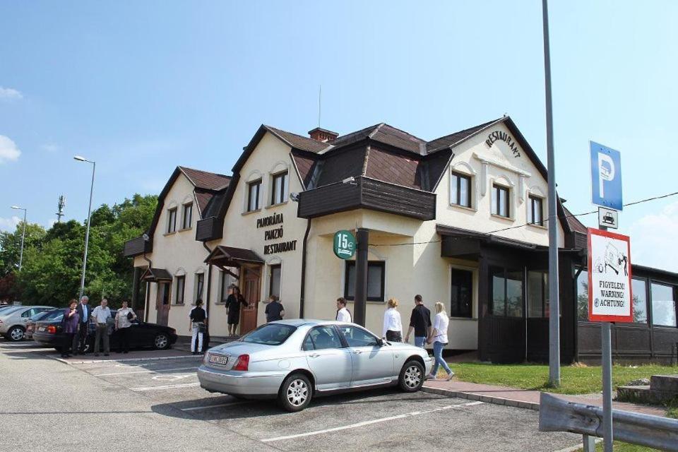 Panorama Panzio Bed & Breakfast Tatabanya Exterior photo