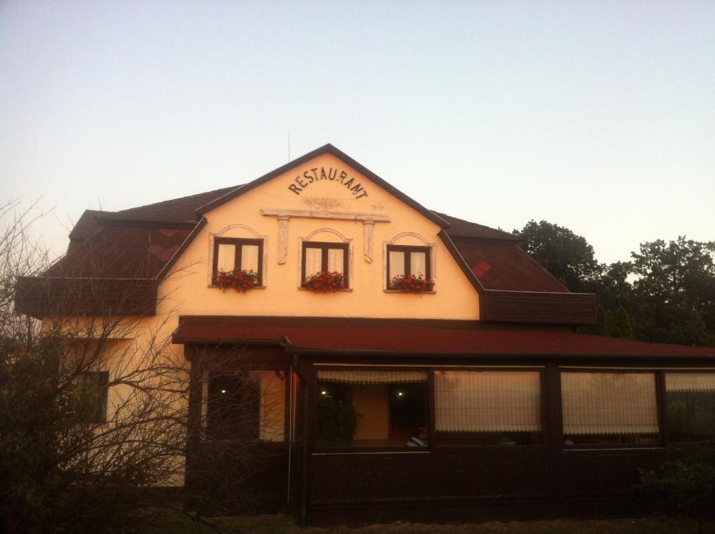 Panorama Panzio Bed & Breakfast Tatabanya Exterior photo